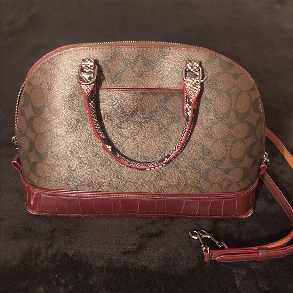 Coach bag with arm strap and matching wallet. - Picture 5 of 5